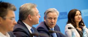 Dilek Kolat (rechts) und Frank Henkel (2. von links) verkünden am 18. März die Einigung mit den Flüchtlingen. Doch offenbar war diese nicht rechtswirksam, da Henkels Unterschrift fehlt.