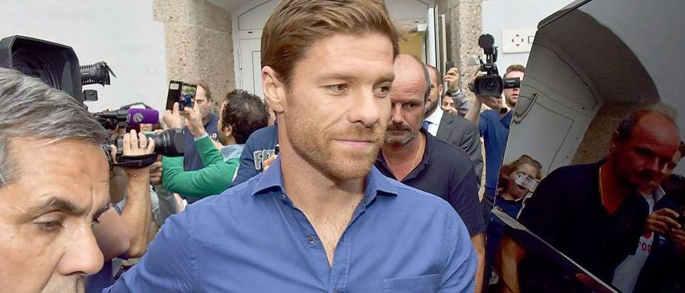 Welt- und Europameister Xabi Alonso wurde bereits beim Medizincheck in München von Fotografen umringt.