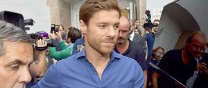 Welt- und Europameister Xabi Alonso wurde bereits beim Medizincheck in München von Fotografen umringt.