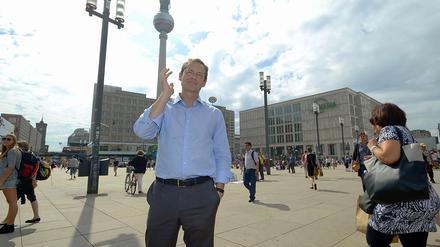 Das Ohr an der Stadt. Michael Müller, 49, ist derzeit Senator für Stadtentwicklung in Berlin. Hier hat er sich mal den Alexanderplatz angesehen. 