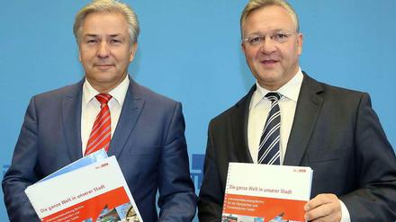 Berlins Regierender Bürgermeister Klaus Wowereit (l.) und Sport- und Innensenator Frank Henkel (CDU) stellen die Antworten auf die 13 Fragen des Deutschen Olympischen Sportbundes vor, um sich damit für dieAusrichtung der Olympischen Spiele 2024 oder 2028 zu bewerben.