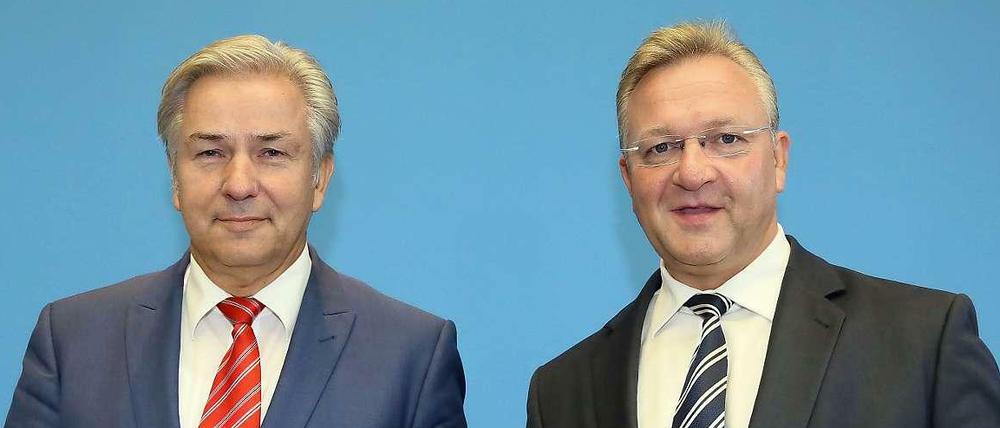 Berlins Regierender Bürgermeister Klaus Wowereit (l.) und Sport- und Innensenator Frank Henkel (CDU) stellen die Antworten auf die 13 Fragen des Deutschen Olympischen Sportbundes vor, um sich damit für dieAusrichtung der Olympischen Spiele 2024 oder 2028 zu bewerben.