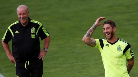 Baut die Mannschaft um: Spaniens Nationaltrainer Vicente del Bosque (li., mit Sergio Ramos).