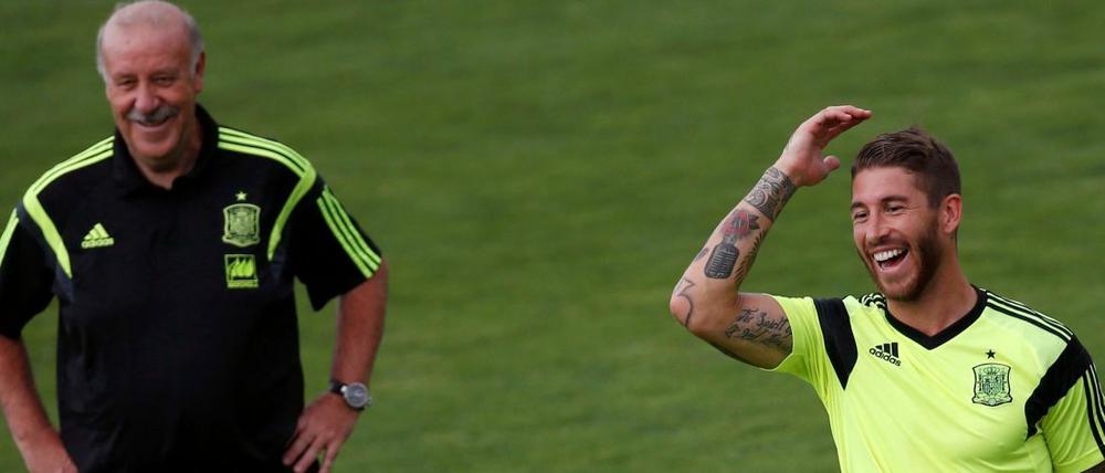 Baut die Mannschaft um: Spaniens Nationaltrainer Vicente del Bosque (li., mit Sergio Ramos).