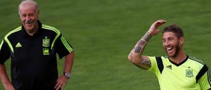 Baut die Mannschaft um: Spaniens Nationaltrainer Vicente del Bosque (li., mit Sergio Ramos).