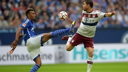 Für Bayern-Neuzugang Xabi Alonso (r., im Zweikampf mit Schalkes Choupo-Moting) war es nur ein halb geglücktes Debüt.