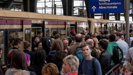 Kurz vor 18 Uhr drängten sich noch die Fahrgäste an den Bahnsteigen - danach fielen viele S-Bahnen aus. 