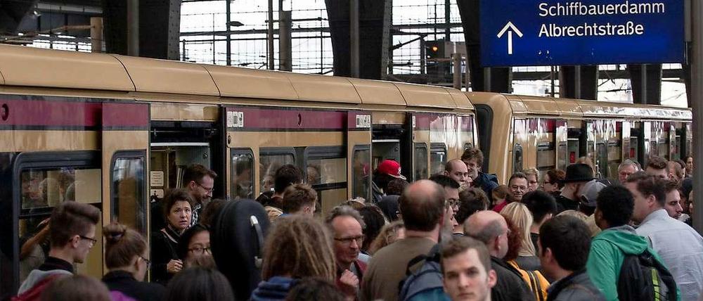 Kurz vor 18 Uhr drängten sich noch die Fahrgäste an den Bahnsteigen - danach fielen viele S-Bahnen aus.