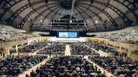 Die Gehälter der Vorstände von Dax-Konzernen erregen regelmäßig die Gemüter. Das Bild zeigt eine Hauptversammlung der Deutschen Bank in Frankfurt am Main. 