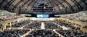 Die Gehälter der Vorstände von Dax-Konzernen erregen regelmäßig die Gemüter. Das Bild zeigt eine Hauptversammlung der Deutschen Bank in Frankfurt am Main. 