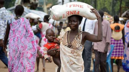 Ein Drittel der Bevölkerung hungert. Diese Frau bekommt Hilfe von der katholischen Kirche in der südsudanesischen Hauptstadt Juba. Die Vereinten Nationen erreichen nach eigenen Angaben rund eine Million Bedürftiger gerade gar nicht mit Hilfsgütern. 