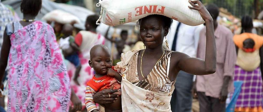 Ein Drittel der Bevölkerung hungert. Diese Frau bekommt Hilfe von der katholischen Kirche in der südsudanesischen Hauptstadt Juba. Die Vereinten Nationen erreichen nach eigenen Angaben rund eine Million Bedürftiger gerade gar nicht mit Hilfsgütern.