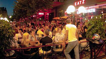 Überfülltes Straßencafé in Finnlands Hauptstadt Helsinki