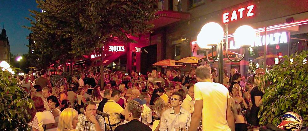 Überfülltes Straßencafé in Finnlands Hauptstadt Helsinki