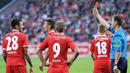 Schiedsrichter Frank Willlenborg schickt Unions Christopher Trimmel nach einer Roten Karte vom Platz. 