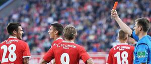 Schiedsrichter Frank Willlenborg schickt Unions Christopher Trimmel nach einer Roten Karte vom Platz.