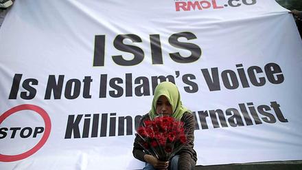 Viele Muslime demonstrieren gegen die Terrormiliz der IS.
