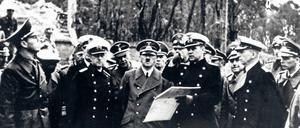 Hitler besichtigt mit seinen Generälen die eroberte Westerplatte in Danzig.