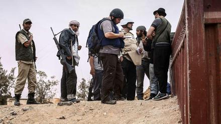 Der Amerikaner Steven Sotloff (Mitte, mit dunklem Helm) arbeitete als Kriegsreporter unter anderem in Libyen. Hier ist er 2011 im Gespräch mit libyschen Rebellen in der Nähe von Misrata. 