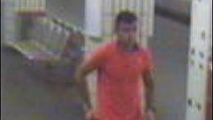 Dieser Mann steht im Verdacht, Mitte Juli eine 18-Jährige in Wilmersdorf überfallen und beraubt zu haben.