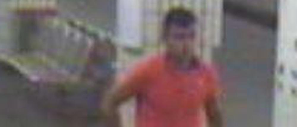 Dieser Mann steht im Verdacht, Mitte Juli eine 18-Jährige in Wilmersdorf überfallen und beraubt zu haben.