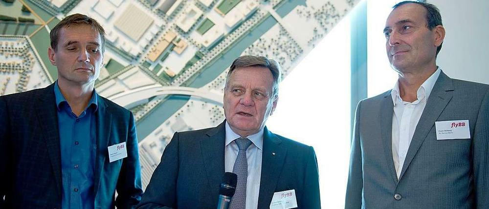 1. Vorsitzender des neuen Luftfahrt-Interessenverbandes ist Hartmut Mehdorn. Eingerahmt wird er von seinen Stellvertretern Martin Eckhardt, Chef des Flugplatzes Oehna (li.) und Frank Hellberg vom Unternehmen Air Service Berlin.