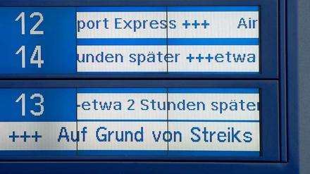 Anzeigetafel kündigt Verspätungen bei der Bahn an.