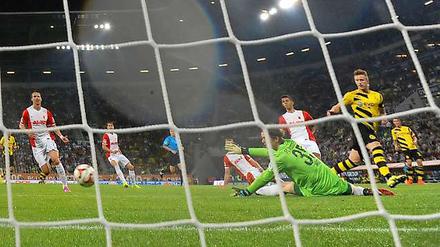 Dortmunds Marco Reus (re.) erzielt das 1:0. Augsburgs Torwart Marvin Hitz kann den Ball nicht halten. 