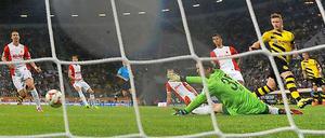 Dortmunds Marco Reus (re.) erzielt das 1:0. Augsburgs Torwart Marvin Hitz kann den Ball nicht halten.