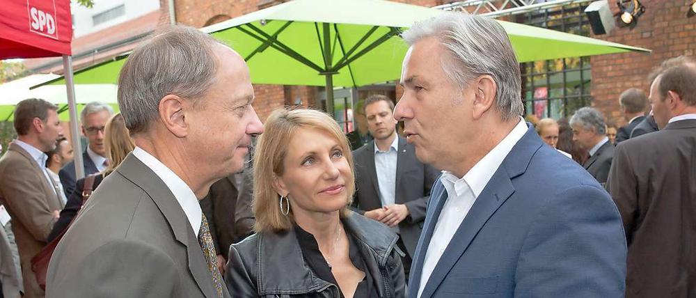 Locker bleiben. Der Noch-Regierende Klaus Wowereit (rechts) sprach beim SPD-Sommerfest lange mit US-Botschafter John B. Emerson und dessen Frau Kimberly. 