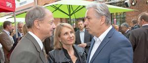 Locker bleiben. Der Noch-Regierende Klaus Wowereit (rechts) sprach beim SPD-Sommerfest lange mit US-Botschafter John B. Emerson und dessen Frau Kimberly. 