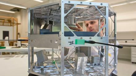 Missionsvorbereitung. Merlin Barschke arbeitet an einem Satelliten namens Technosat. Damit sollen neue Entwicklungen, zum Beispiel zur Lageregelung, getestet werden. Start soll 2015 sein. 