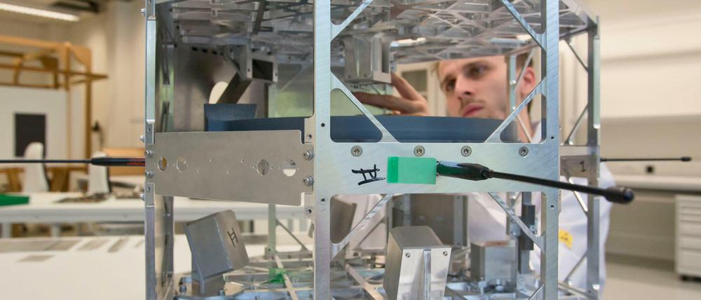 Missionsvorbereitung. Merlin Barschke arbeitet an einem Satelliten namens Technosat. Damit sollen neue Entwicklungen, zum Beispiel zur Lageregelung, getestet werden. Start soll 2015 sein.