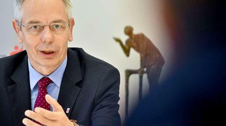 Der Vorsitzende der IG BCE sitzt auch in der Ethikkommission der Bundesregierung für eine sichere Energieversorgung. Die bisherige Form der EEG-Förderung lehnt er als "unfassbar teuer" ab. 