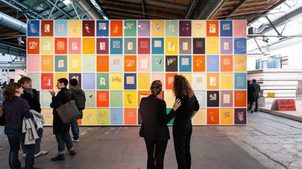 Besucher, Kuratoren, Künstler besuchen die abc und führen auf der Berlin Art Week Gespräche miteinander.