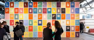 Besucher, Kuratoren, Künstler besuchen die abc und führen auf der Berlin Art Week Gespräche miteinander.