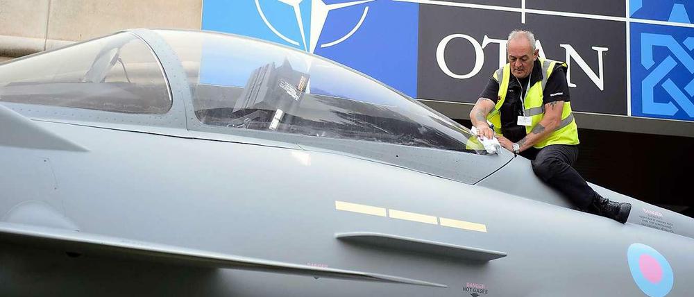 Auf Hochglanz bringen: In Wales bereitet man sich auf ein wichtiges Nato-Treffen vor.