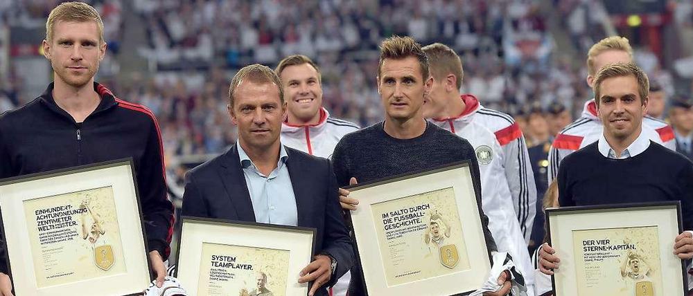 Vier auf einen Streich: Neben Miroslav Klose (2.v.r.) sind auch Per Mertesacker (l.) und Philipp Lahm (r.) zurückgetreten. Der ehemalige Co-Trainer Hansi Flick bleibt dem DFB als neuer Sportdirektor erhalten.