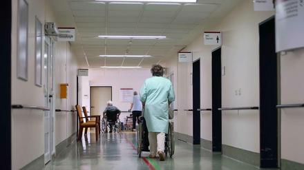 Besondere Betreuung nötig. Demente Patienten sind oft orientierungslos. Sie benötigen Unterstützung, um sich im Krankenhaus zurechtzufinden. Pflegekräfte haben dafür oft keine Zeit.