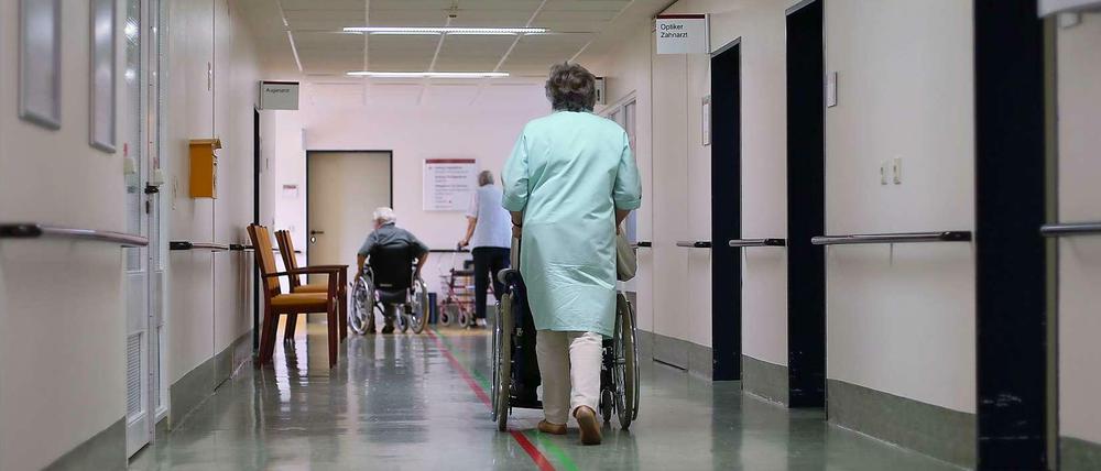 Besondere Betreuung nötig. Demente Patienten sind oft orientierungslos. Sie benötigen Unterstützung, um sich im Krankenhaus zurechtzufinden. Pflegekräfte haben dafür oft keine Zeit.