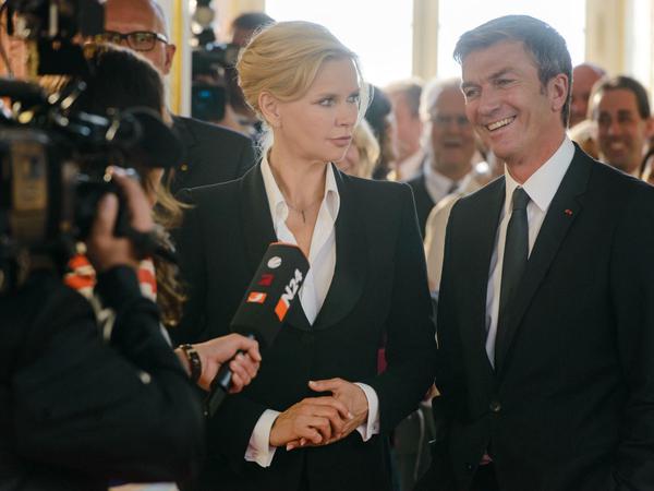 Die Staatsfrau und der französische Staatspräsident. Im Sat-1-Film kommen sich Kanzlerin Anna Bremer (Veronica Ferres) und Staatspräsident Guy Dupont (Philippe Caroit) näher.
