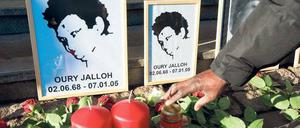 Ratlose Trauer. Noch immer ist nicht genau geklärt, wie sich der gefesselte Jalloh in seiner Zelle selbst angezündet haben soll. Foto: dpa