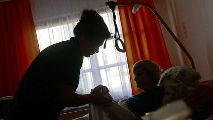 Pflegealltag. Ältere Menschen sind auf ihre Helfer stark angewiesen. Der Vertrauensmissbrauch im Falle der Berliner Betreuerin wog deshalb vor Gericht schwer. 