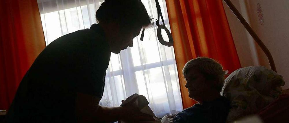 Pflegealltag. Ältere Menschen sind auf ihre Helfer stark angewiesen. Der Vertrauensmissbrauch im Falle der Berliner Betreuerin wog deshalb vor Gericht schwer. 