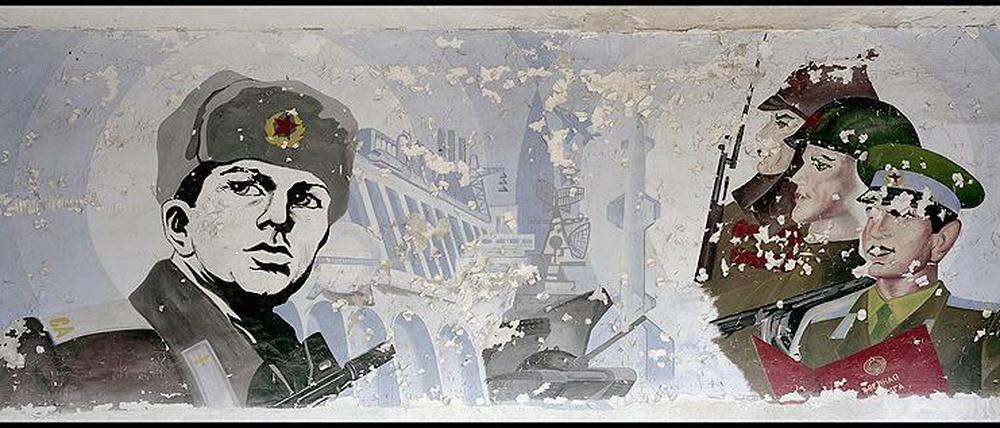 Vor 22 Jahren zog Russlands Armee aus Deutschland ab. Heute erinnern daran verfallene Kasernen mit einer abblätternden Bilderwelt. Eine Spurensuche in Berlin und Umgebung. Diese Aufnahme entstand in einem großen Fliegerhorst im nördlichen Brandenburg, wahrscheinlich in einer Schulungsbaracke. Alle Aufnahmen und Bildtexte stammen von Stefan Neubauer. Lesen Sie hier auch seinen Text im Tagesspiegel.