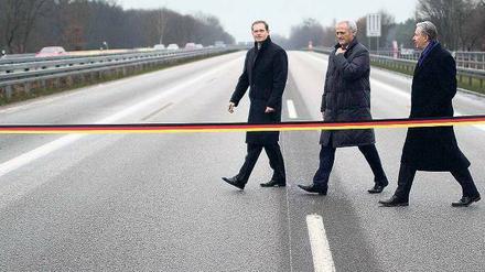 Äh, ist die Avus schon wieder gesperrt? Nein, das Foto entstand, als die drei Herren – Senator Müller, der Regierende Wowereit sowie der damalige Verkehrsminister Ramsauer – die Bauarbeiten beendet erklärten. Das ist gar nicht lange her: Herbst 2012. 