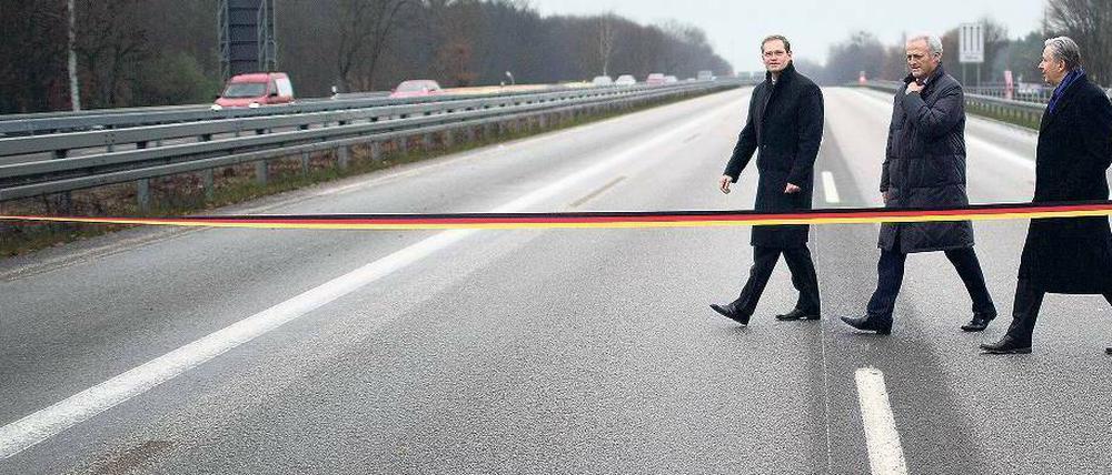 Äh, ist die Avus schon wieder gesperrt? Nein, das Foto entstand, als die drei Herren – Senator Müller, der Regierende Wowereit sowie der damalige Verkehrsminister Ramsauer – die Bauarbeiten beendet erklärten. Das ist gar nicht lange her: Herbst 2012. 