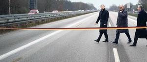 Äh, ist die Avus schon wieder gesperrt? Nein, das Foto entstand, als die drei Herren – Senator Müller, der Regierende Wowereit sowie der damalige Verkehrsminister Ramsauer – die Bauarbeiten beendet erklärten. Das ist gar nicht lange her: Herbst 2012. 