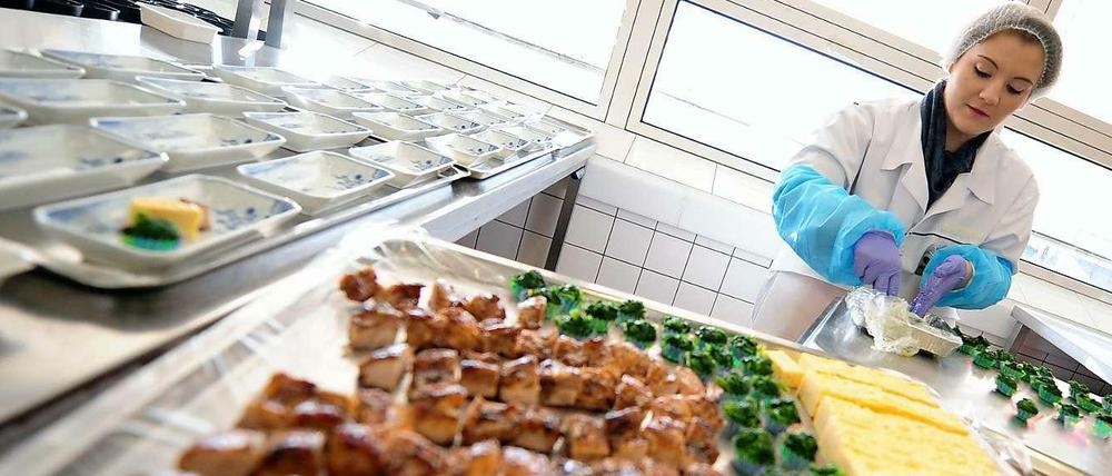 Gedeckter Tisch. Das Essen für die Post-Kunden kommt aus der Lufthansa-Großküche.