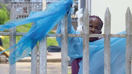 Gegensätze. Über neue Therapien für ihre Patienten können sich die Ärzte und Pflegekräfte im liberianischen Monrovia keine Gedanken machen. In den Behandlungszentren fehlt es an allem, auch an der dringend benötigten Schutzkleidung.